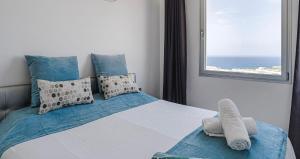 A bed or beds in a room at Ocean Garden Suite 004 con vistas al mar Még 28 kép