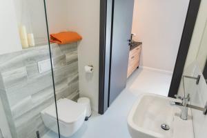 un baño con inodoro y lavabo en Skorzęcin Pachnie Miętą, en Skorzęcin 46 fotos más