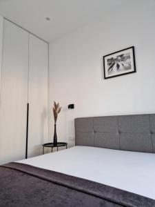 パランガにあるAmber Sea Apartment - 2の白いベッドとソファのある寝室