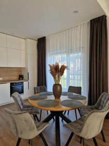 パランガにあるAmber Sea Apartment - 2のテーブルと椅子のあるリビングルーム