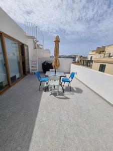 Galeriebild der Unterkunft Spacious Townhouse with a Terrace overlooking Valletta's Grand Harbor in Senglea