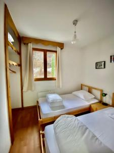 a room with two beds and a window at Appartement Orelle Val Thorens 3 Vallées in Orelle