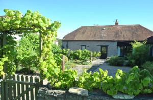Κήπος έξω από το Courtyard Barn