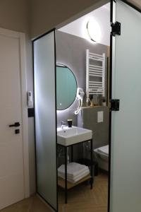 une salle de bain avec un lavabo et un miroir dans l'établissement City Center Rooms Durres, à Durrës 62 autres photos