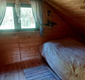 Rúm í herbergi á Domek w Sosnach