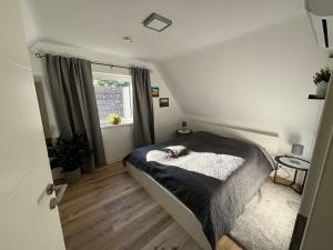 a bedroom with a bed and a window at TingsAppart - Poggenmoor in Neustadt am Rübenberge