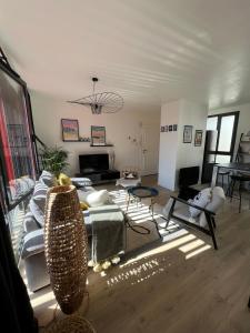 un salon avec un canapé et une table dans l'établissement Duplex hypercentre, à Dinard