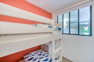 Posteľ alebo postele v izbe v ubytovaní Le Lavandou "Cavalière" -Rez de jardin bord de mer , ATOM