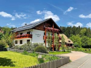 フロイデンシュタットにあるKienberg - Landhaus Anjaの前に柵がある家