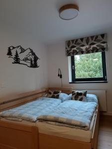 Postel nebo postele na pokoji v ubytování Apartmány v Javorné na Šumavě