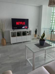 Televízia a/alebo spoločenská miestnosť v ubytovaní Duplex Torremolinos Suite