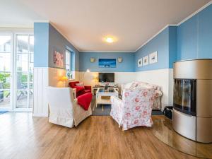 a living room with two chairs and a table at Blue Wonder Comfortable holiday residence in Zinnowitz