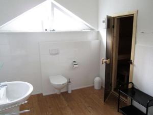 een badkamer met een wit toilet en een wastafel bij House Saga - Huus Asgard in Nieby +12 foto's
