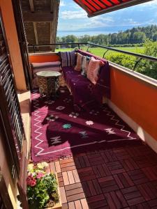 PullyにあるAppartement spacieux à Lausanneのポーチ(ソファ付)、バルコニー(テーブル付) +15枚の写真