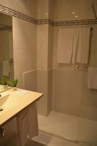 
a bathroom with a sink, toilet, and bathtub at Hotel Elorrio in Elorrio
