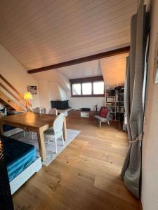 PullyにあるAppartement spacieux à Lausanneの部屋に木製のテーブルがあるリビングルーム