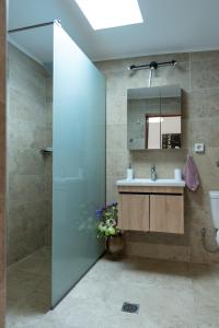 un baño con lavabo y ducha en Anna's house, en Rodas 23 fotos más