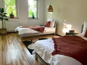 Un dormitorio con dos camas y una ventana. en Apartament Olszowka 12 Bielsko - Biała, en Bielsko-Biala 27 fotos más