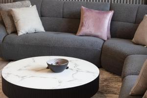 シャルジャにある2Bedroom Apartment - Uptown Al Zahia, Sharjah - Stone Houseのソファとコーヒーテーブルのあるリビングルーム