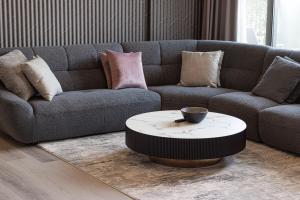 シャルジャにある2Bedroom Apartment - Uptown Al Zahia, Sharjah - Stone Houseのソファとコーヒーテーブルのあるリビングルーム