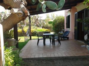 patio con tavolo e sedie di Monolocale LUNA a Ventotene