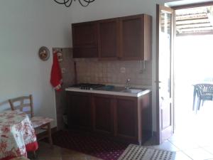 una cucina con lavello e fornello forno superiore di Monolocale LUNA a Ventotene