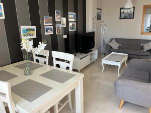 a living room with a table and a couch at Fantástico apartamento playa in Cala de Finestrat