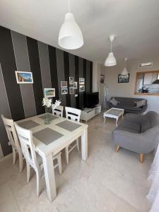 a living room with a table and a couch at Fantástico apartamento playa in Cala de Finestrat