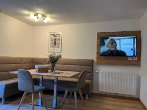 Televiisor ja/või meelelahutuskeskus majutusasutuses Sagebruenndle Appartements