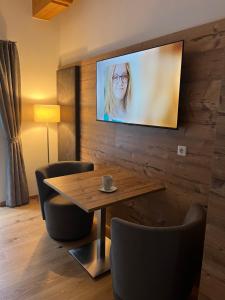 Televiisor ja/või meelelahutuskeskus majutusasutuses Sagebruenndle Appartements