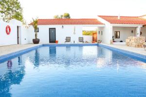 ein Swimmingpool vor einem Haus in der Unterkunft Monte do Couto in Albufeira