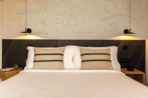 Una cama o camas en una habitación de Domes Novos Santorini, Autograph Collection