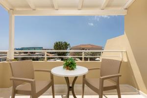 Rõdu või terrass majutusasutuses Esperia Hotel