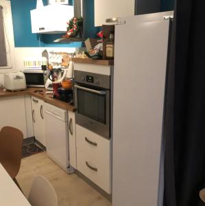 Kuchyň nebo kuchyňský kout v ubytování Chambre privée ARENA-GROUPAMA STADIUM- EUREXPO