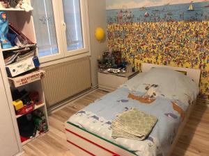 Postel nebo postele na pokoji v ubytování Chambre privée ARENA-GROUPAMA STADIUM- EUREXPO