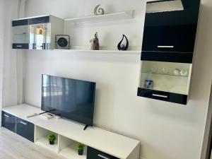 TV a/nebo společenská místnost v ubytování Apartamento con vista lateral, playa Cambrils-Vilafortuny