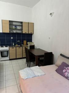 una cucina con tavolo e sala da pranzo di Apartman Drazen Rafailovici a Rafailovici