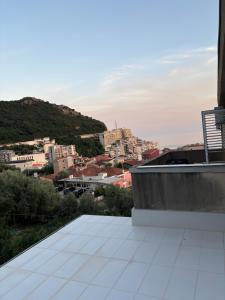 una vista di una città dal tetto di un edificio di Apartman Drazen Rafailovici a Rafailovici