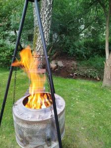 a fire in a bucket in a yard at Altes Otto Haus in Stamsried