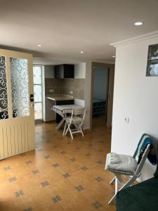 eine Küche und ein Esszimmer mit Tisch und Stühlen in der Unterkunft El rincón in Mʼdik + 6 Fotos
