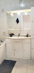 Ένα μπάνιο στο Logement au bord de la Seine, proche de Paris +15 φωτογραφίες