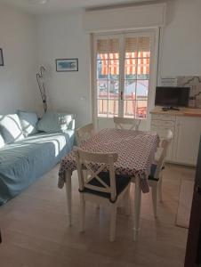 Posezení v ubytování Incantevole e tranquillo borgo storico sul mare + 24 fotografií