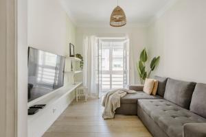 Televisyen dan/atau pusat hiburan di Boho Chic 2 bedroom gem 10 min from dowtown free parking