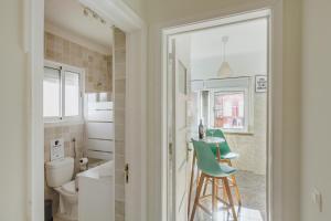Bilik mandi di Boho Chic 2 bedroom gem 10 min from dowtown free parking +49 gambar
