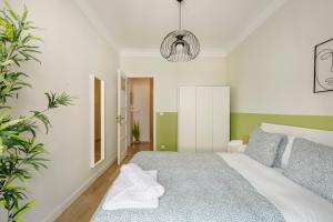 Katil atau katil-katil dalam bilik di Boho Chic 2 bedroom gem 10 min from dowtown free parking