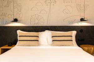 Una cama o camas en una habitación de Domes Novos Santorini, Autograph Collection