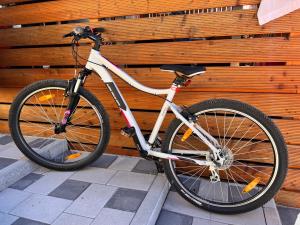 un vélo garé devant un mur en bois dans l'établissement Green Turtle - Lovely, brand new holiday home near the sea, à Drage