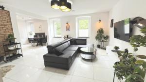 a living room with a couch and a table at Stylowy Apartament w sercu Uzdrowiska in Jedlina-Zdrój