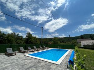 Bazén v ubytování Apartments and Rooms Krizmanic nebo v jeho okolí