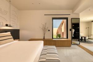 Una cama o camas en una habitación de Domes Novos Santorini, Autograph Collection